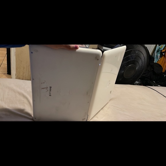 MacBook white has a charger with it